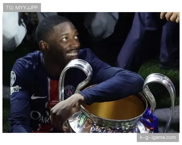 刚刷到奥斯曼·登贝莱赛场拼命冲刺，下一条是半夜豪车名表，生活反差把我笑趴了